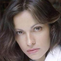 Sarah Bertrand 飾演 1st Woman