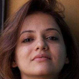 卡丹巴里·卡丹 飾演 Sarika Kamat