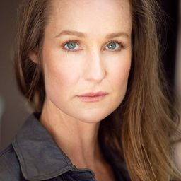 Edwina Wren 飾演 Veronica