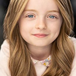 Emma Oliver 飾演 Carter