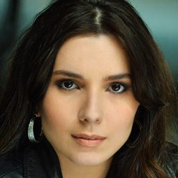 Kate Nichols 飾演 Catherine