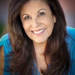 Deborah Chavez 飾演 Candace