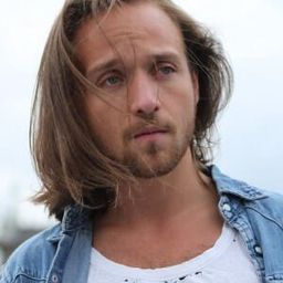 Egon Di Mateo 飾演 L'escort