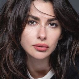 Nesrin Cavadzade 飾演 Derya