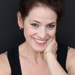 Celia Bermejo 飾演 Vecina Tuerto