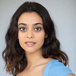 Simran Jehani 飾演 Divya Rathore