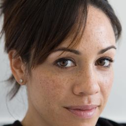 Kaui Hart Hemmings 飾演 Matt's Secretary Noe