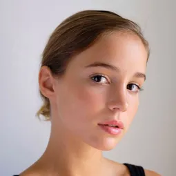 艾芭·巴普蒂斯塔 - 夏夫人的巴黎夢演員 飾演Natasha