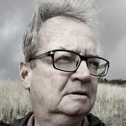 Kelly Connell 飾演 Jerome