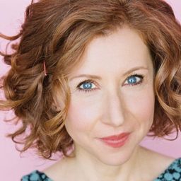 Mary Passeri - 馬里布救生營演員 飾演Lizzie's Mom