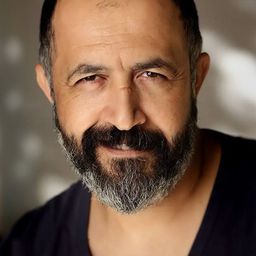 Mehmet Özgür 飾演 İlhami