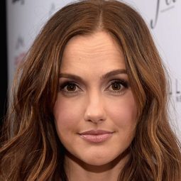 敏卡·凱莉 - 海邊別墅演員 飾演Coretta 'Cara' Rudland