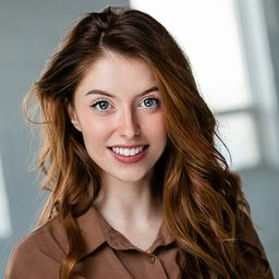 Sydney Sabiston 飾演 Val