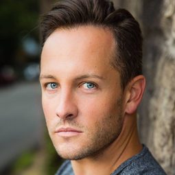 Simon McLachlan 飾演 Heath