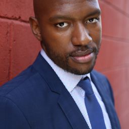 Robert Ifedi 飾演 Bouncer