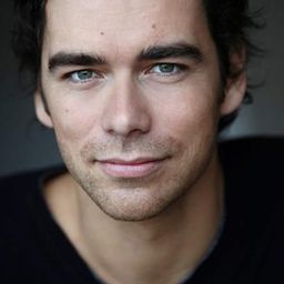 Gilles Lemaire 飾演 Jim Singer