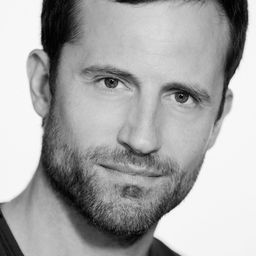 Jonathan Forbes 飾演 Orrock