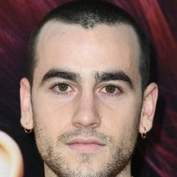 艾力克斯·莫納 飾演 Fran