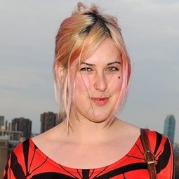 Scout Willis 飾演 Monica Miller