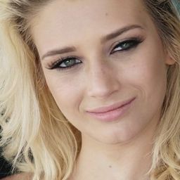 Aubrey Gold 飾演 Self - Performer