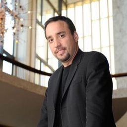 Richard Bernstein 飾演 A Jailer