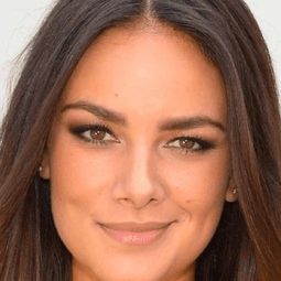 亞妮娜·烏澤 飾演 Antonia