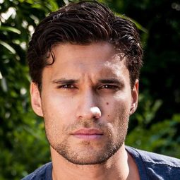 Jason Wilder 飾演 Leon (Man at Fountain)