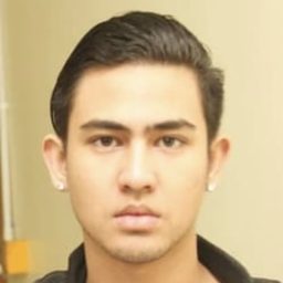 Axel Matthew Thomas 飾演 Boy