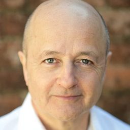 David Charkham - 模仿遊戲演員 飾演Joan's Father