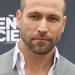 Rafael Amaya 飾演 