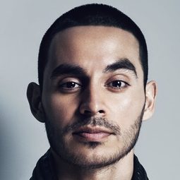 Manny Montana 飾演 Axl
