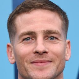 Zach Shields - 聖誕妖怪：坎卜斯編劇