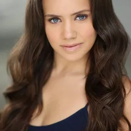 Allie Bertram 飾演 Pia