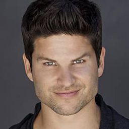 丹尼爾·布克 飾演 Steven