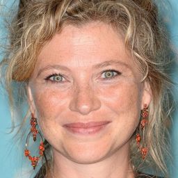 Cécile Bois 飾演 Madeleine