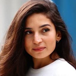 希妮姆·克沃斯 飾演 Anna