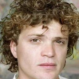 Gabriele Bocciarelli 飾演 Andrea