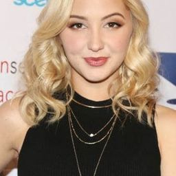 Audrey Whitby 飾演 Lala Zzyzx