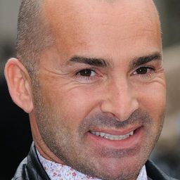 Louie Spence 飾演 