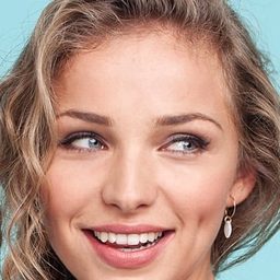 Dobos Evelin 飾演 Kitty