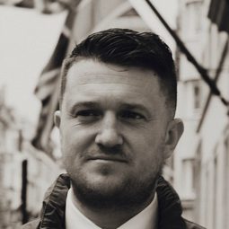 Tommy Robinson 飾演 Self