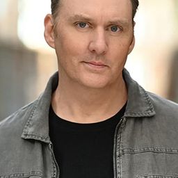 Scott Nicholson 飾演 Cop