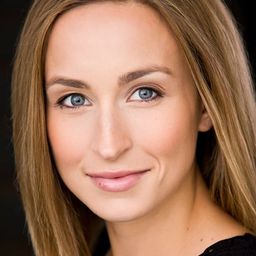 基拉·托澤 飾演 Ambassador Kattrin (voice)