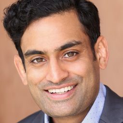 Sanjay Rao 飾演 Phil