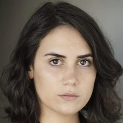 Susku Ekim Kaya 飾演 Zeynep