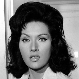 Helga Liné 飾演 Irene