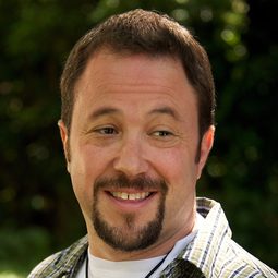 Vernon Davidson 飾演 George - Party Goer