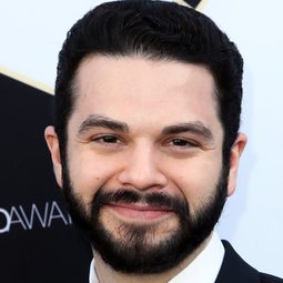 山姆·李文 飾演 Apple's Handler (uncredited)