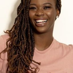 娜伊米亞·奧利維亞 飾演 Luciana