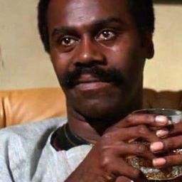 Albert Popwell 飾演 Officer